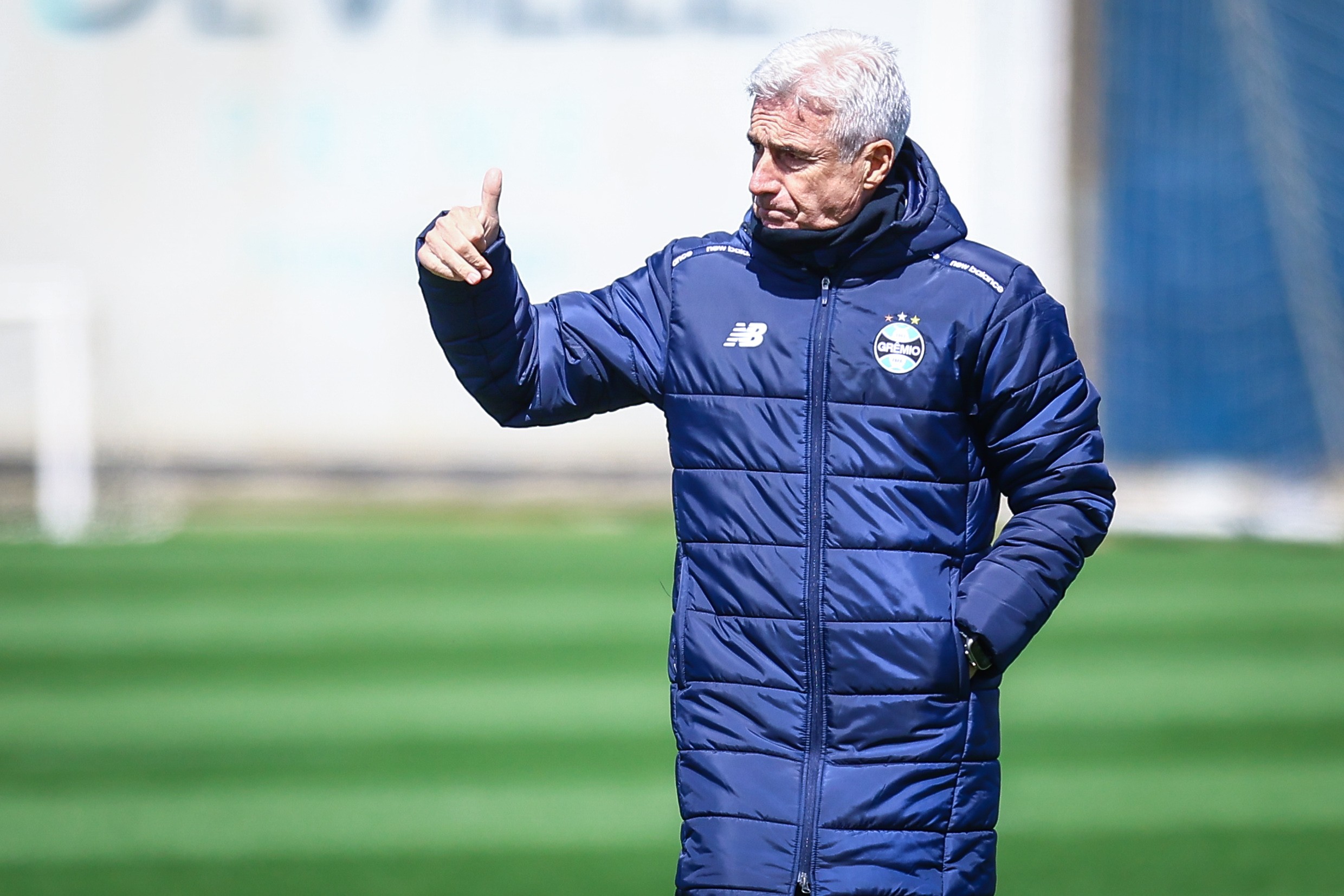 CEO do Grêmio garante Luís Castro até o fim do ano