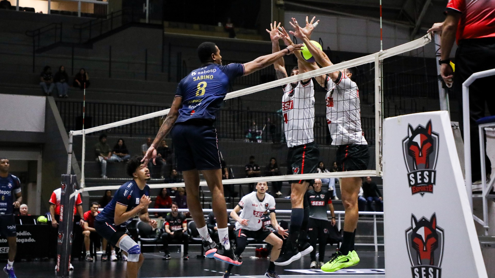 Suzano vira sobre o Sesi-Bauru fora de casa e se mantém 100% no Paulista de vôlei masculino