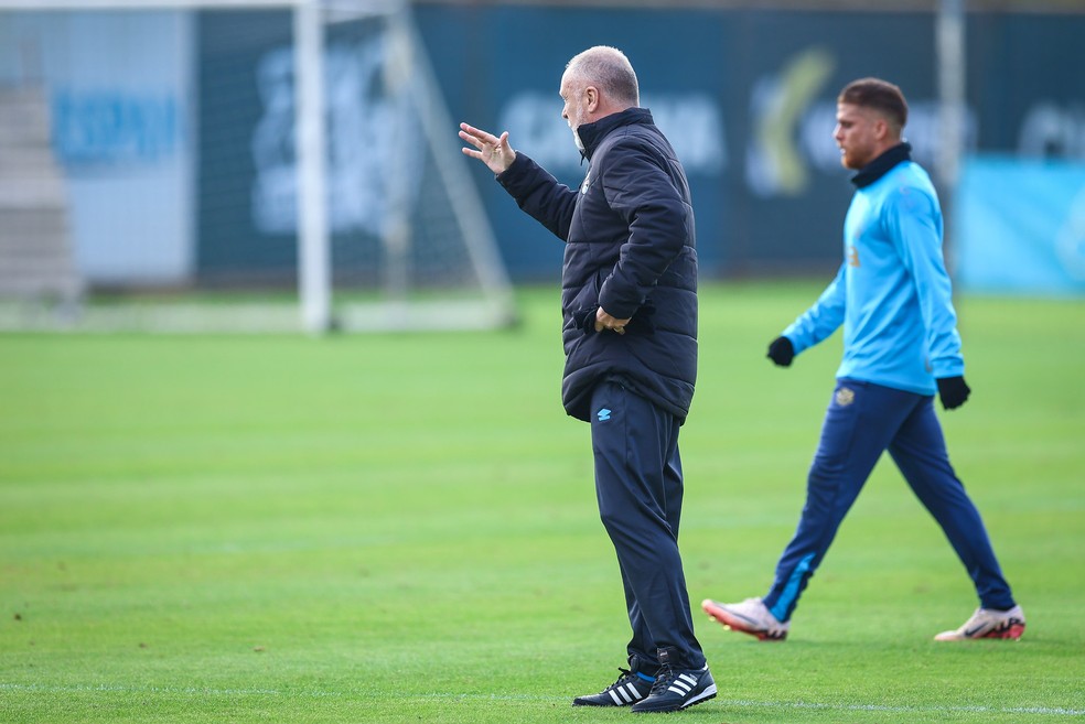 Mano Menezes orienta equipe em jogo-treino com Cuéllar ao lado — Foto: Lucas Uebel / Grêmio FBPA