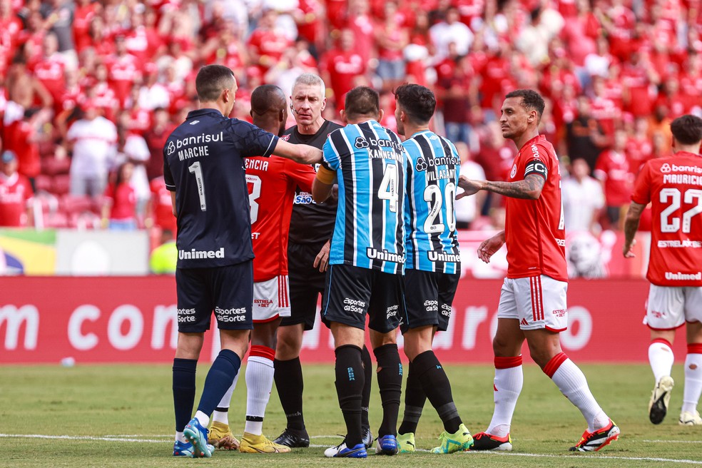 Gre-Nal confusão — Foto: Maxi Franzoi/AGIF
