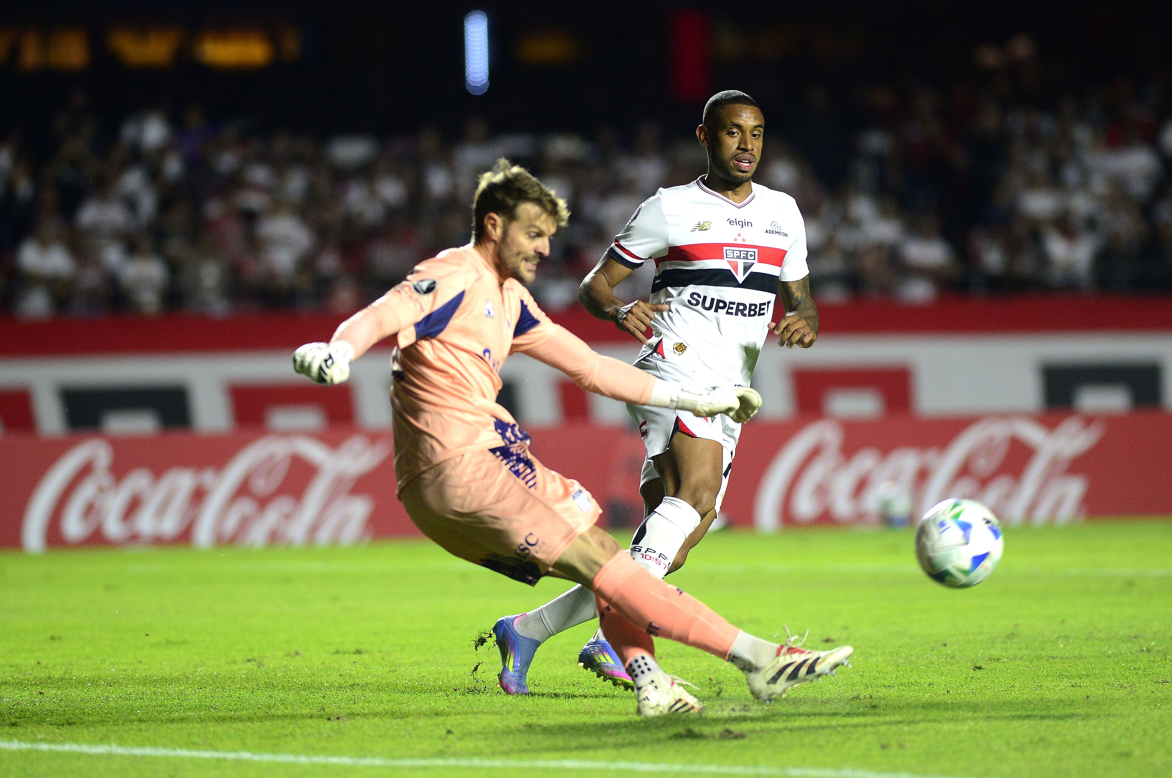 André Silva do São Paulo sente dor na coxa e faz gelo após ser substituído