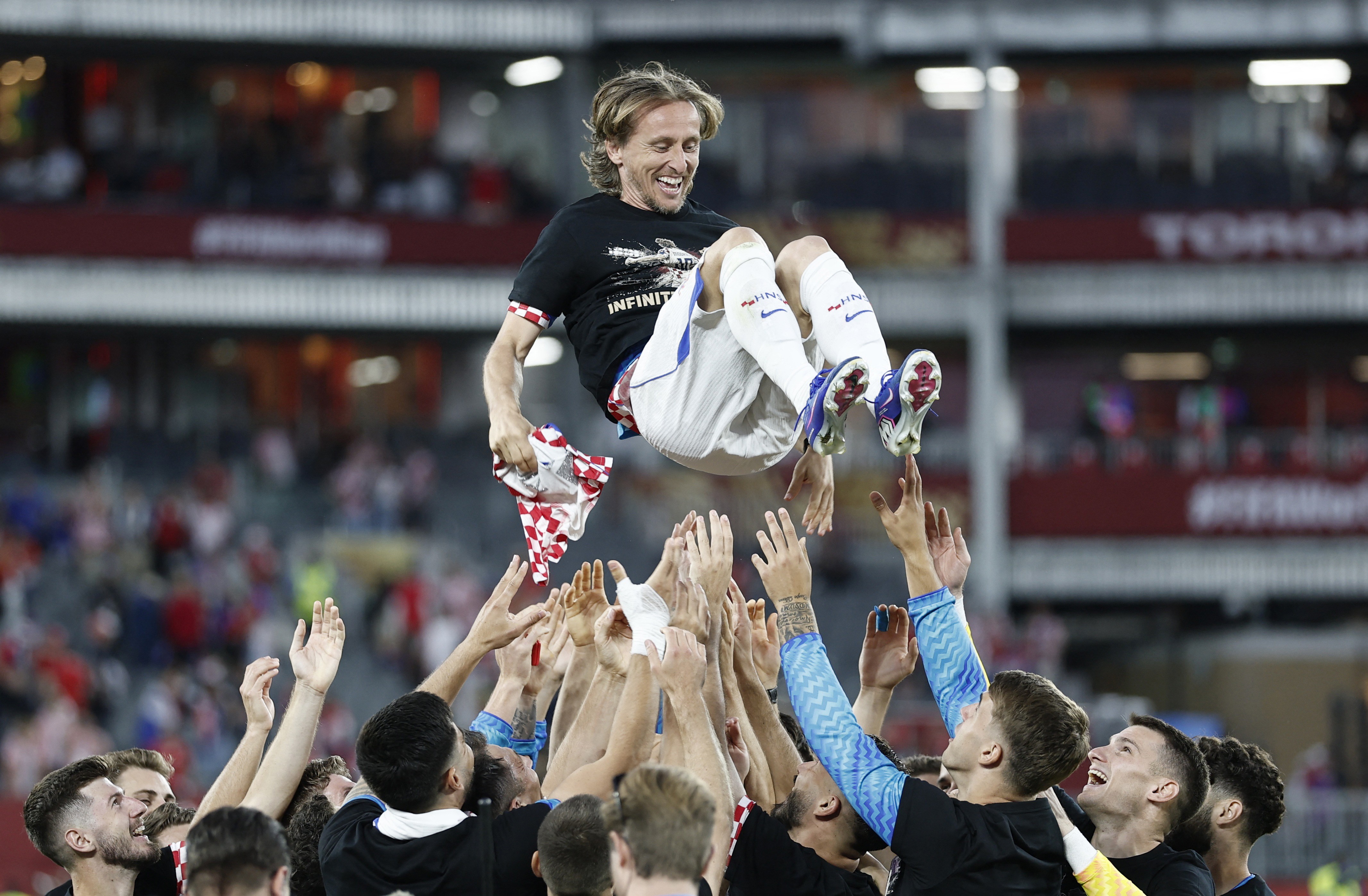 Modric ganha camisa de 200 jogos pela Croácia e é carregado por time | Ge