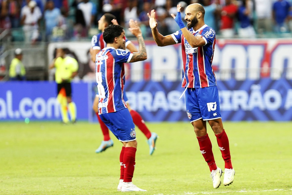 Cauly e Thaciano celebram gol no Brasileirão deste ano. Em 2025, o Bahia vai para 52ª participação na Série A, um recorde entre times nordestinos — Foto: Felipe Oliveira/EC Bahia