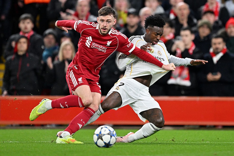 Liverpool x Real Madrid: Vini Jr. em disputa de bola em partida da Liga dos Campeões.