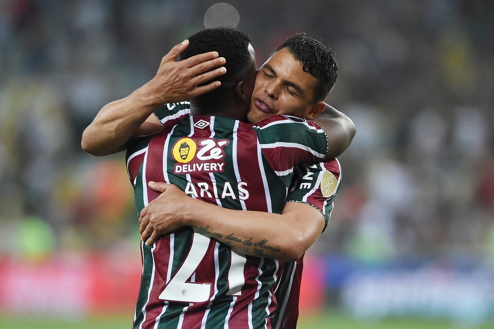 Arias e Thiago Silva comemoram classificação do Fluminense — Foto: Alexandre Durão