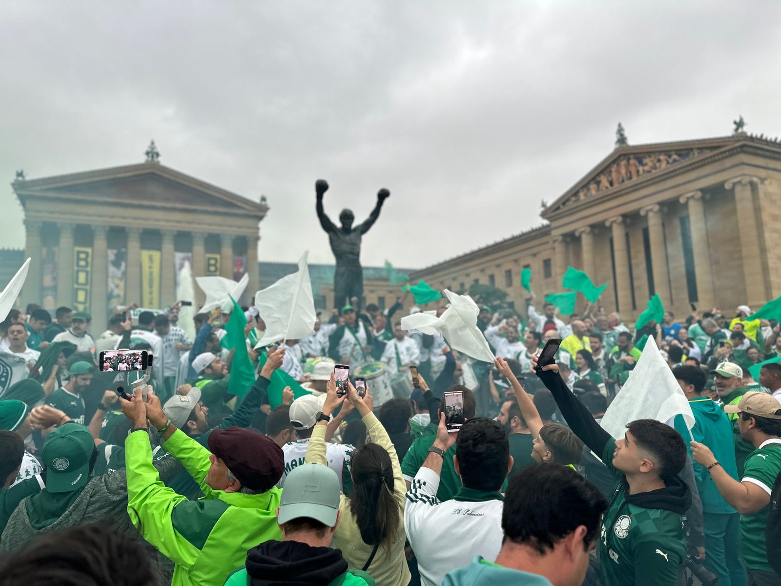 Torcida do Palmeiras faz festa diante da estátua de Rocky Balboa na Filadélfia; veja fotos e vídeos