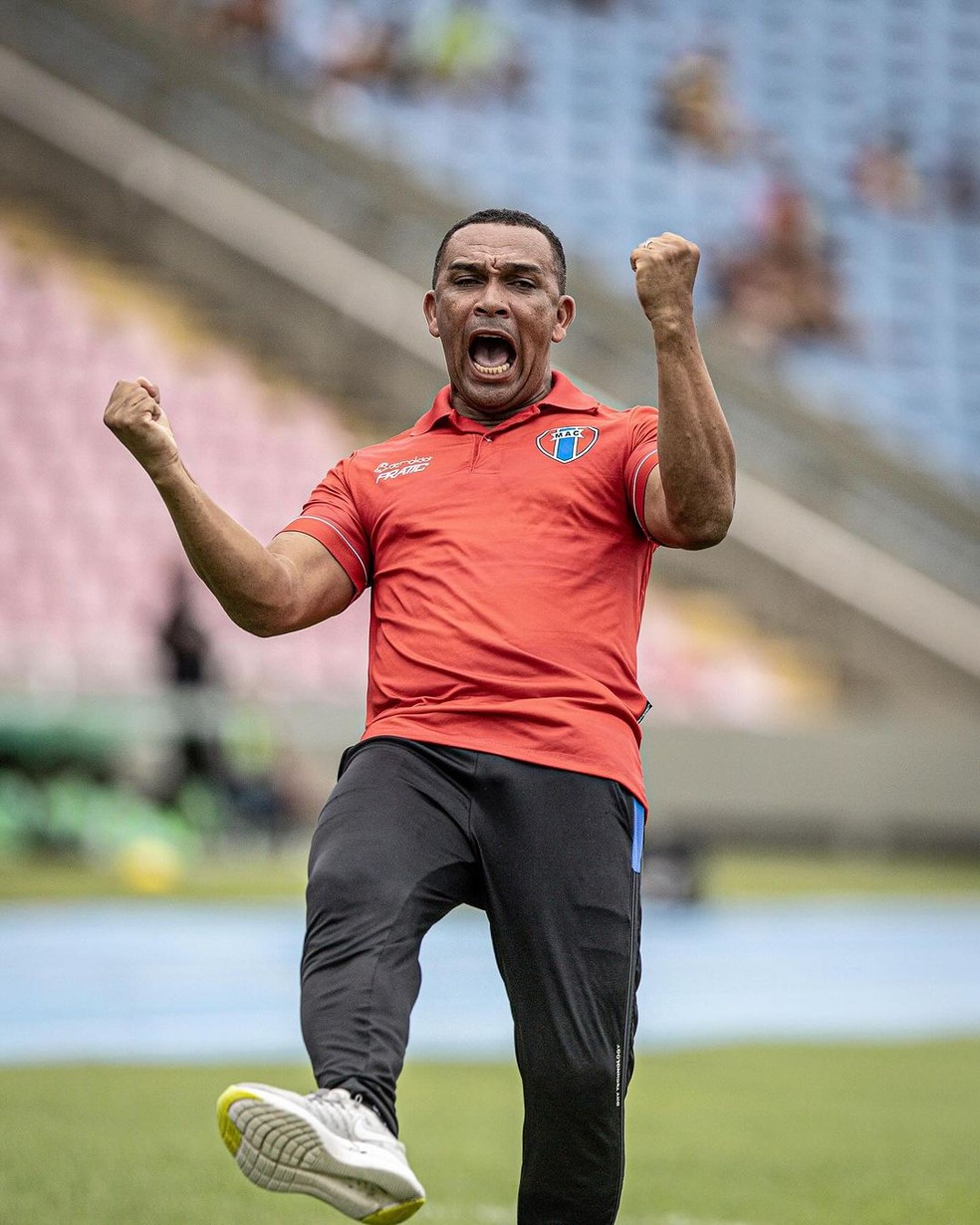 Zé Augusto, técnico do Maranhão, comemora vitória no clássico contra o Sampaio Corrêa — Foto: Kayan Mendes