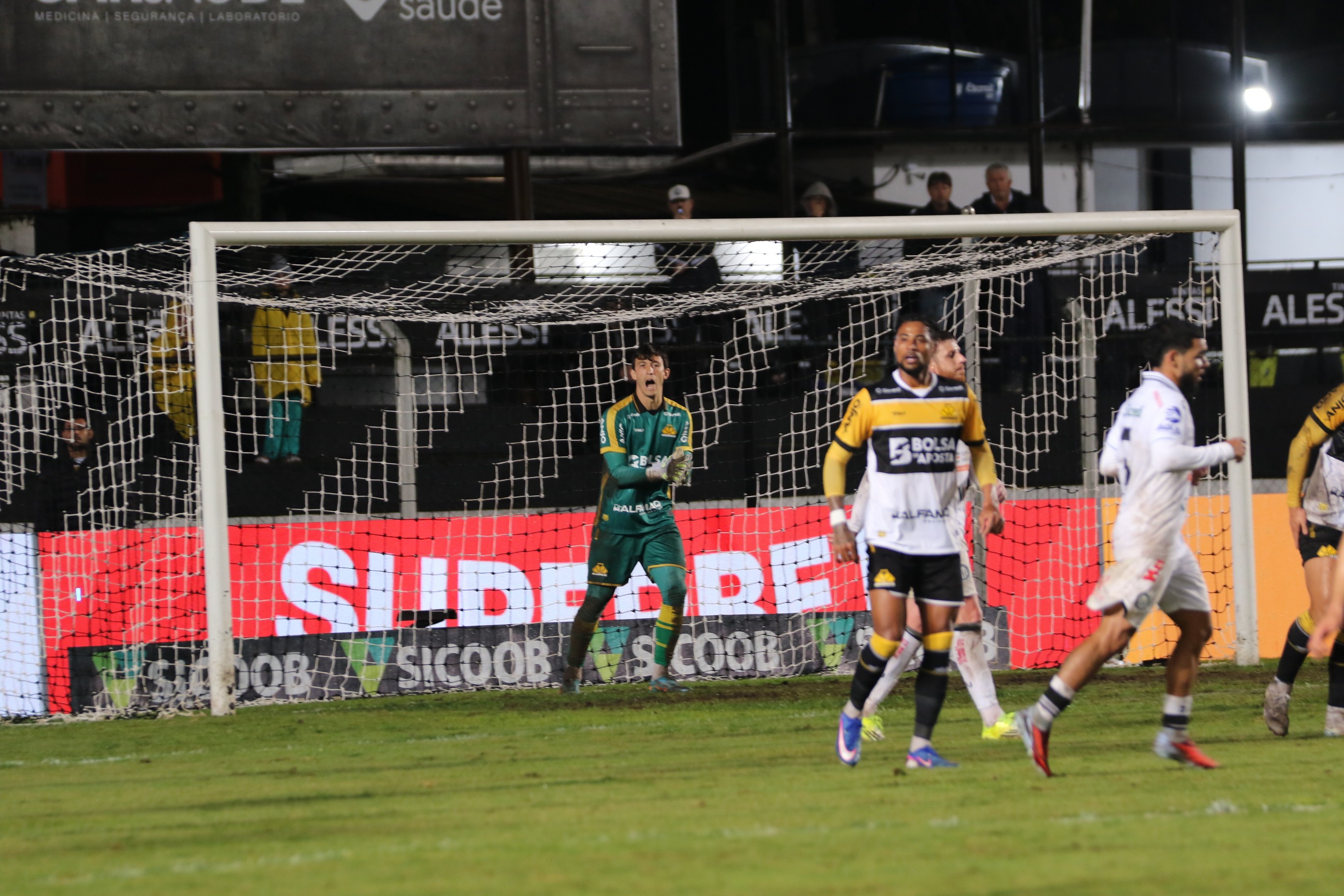 Criciúma tem dúvida no gol antes de duelo catarinense na Série B