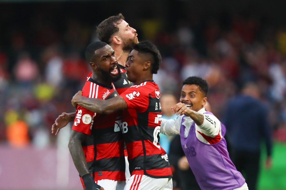 Coritiba x Flamengo: Gerson e Bruno Henrique — Foto: Gilvan de Souza / CRF