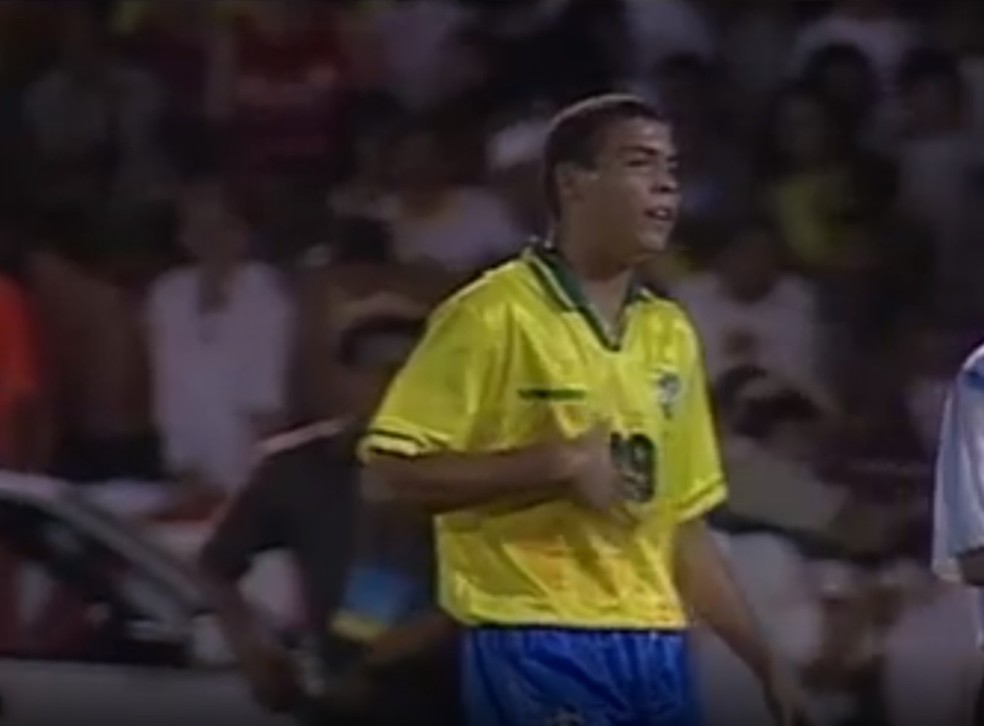 Ronaldo fez estreia pela seleção em jogo no Arruda, contra Argentina, em 1994 — Foto: Reprodução