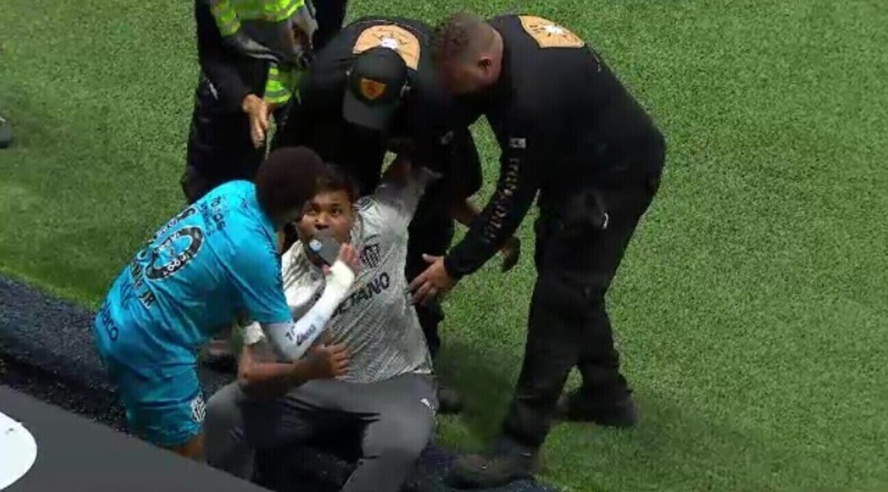 Torcedor que invadiu gramado para abraçar Neymar é suspenso