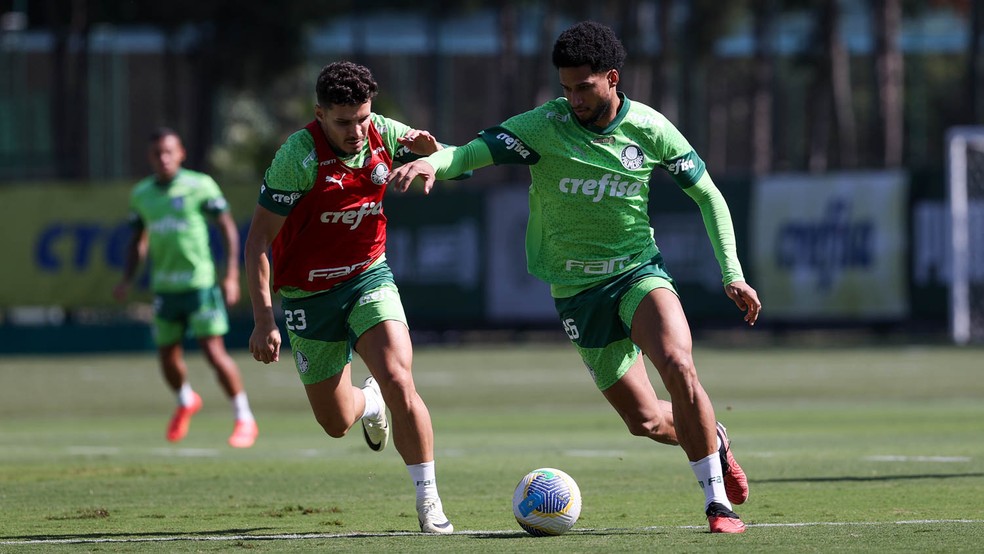 Veiga e Murilo em treino do Palmeiras na Academia de Futebol — Foto: Cesar Greco / Palmeiras