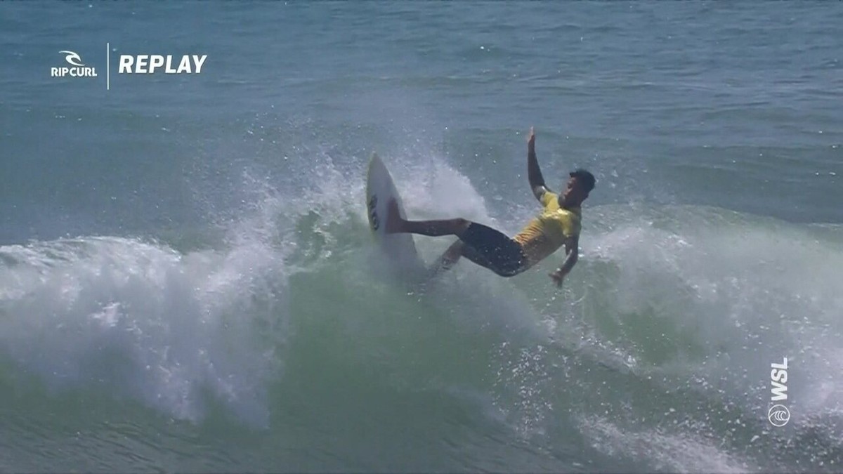 Filipe Toledo é bicampeão mundial de surfe com número na camisa em homenagem ao Corinthians