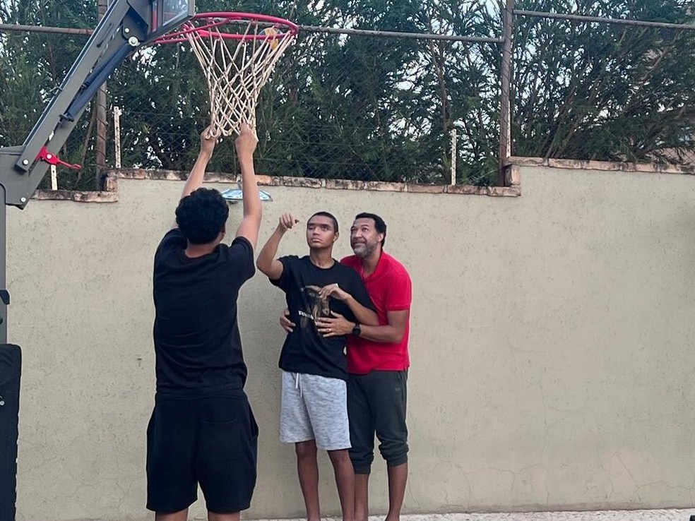 Pedro Severino já em casa com o pai Lucas: jogador teve alta após quase 100 dias internado — Foto: Reprodução/Instagram