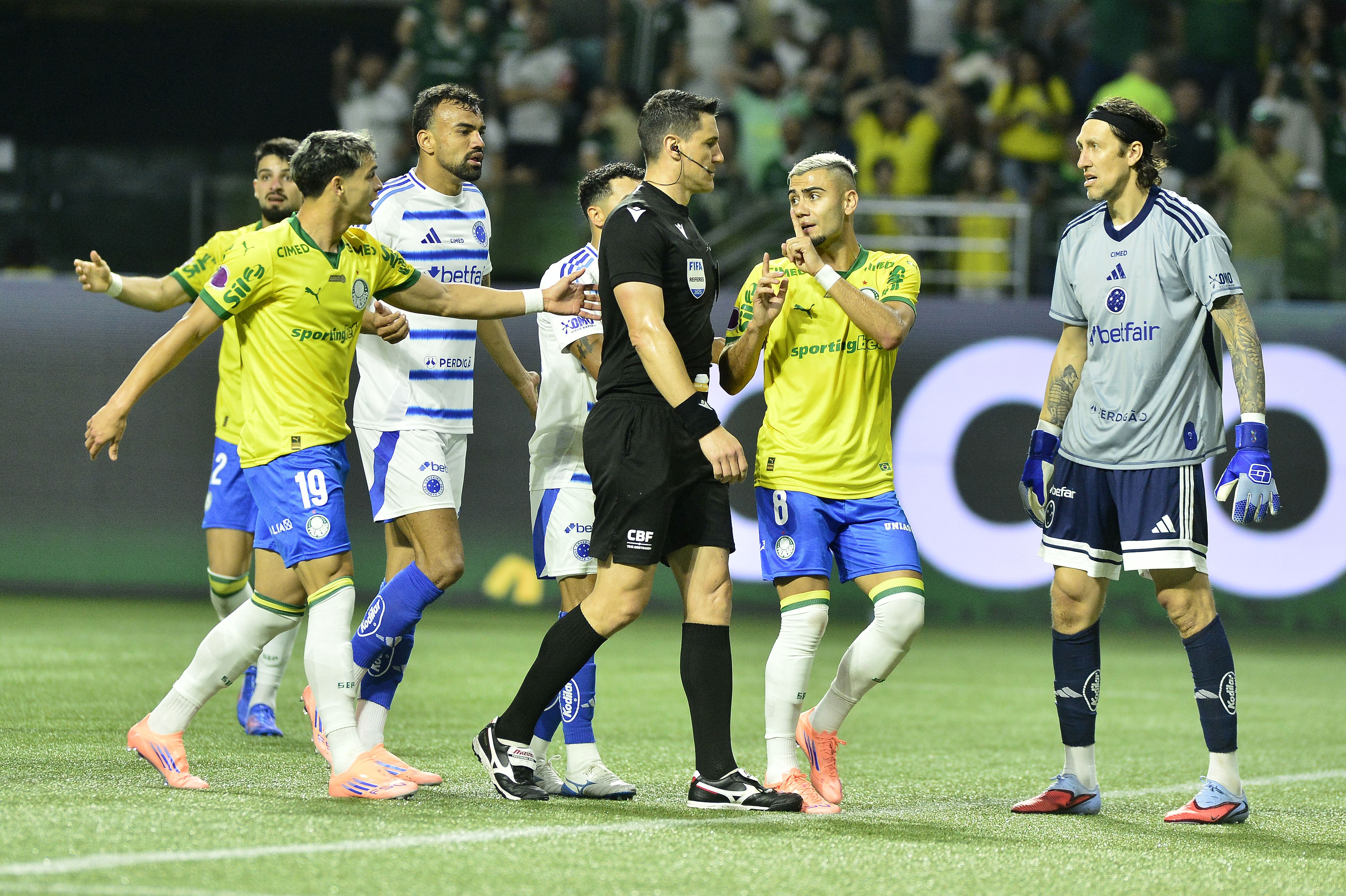 Palmeiras x Cruzeiro: Pc Oliveira aprova anulação de gol e expulsão de jogador.