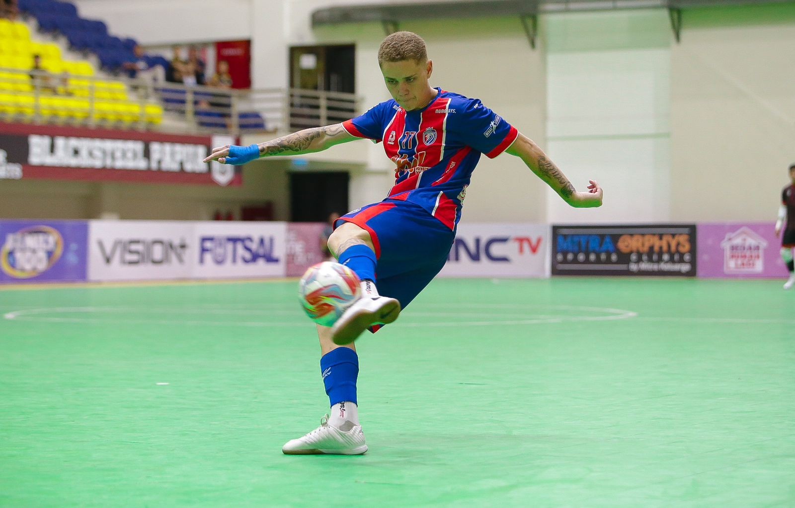 Jovem da região de Prudente se aventura no 4º país mais populoso do mundo por sonho no futsal