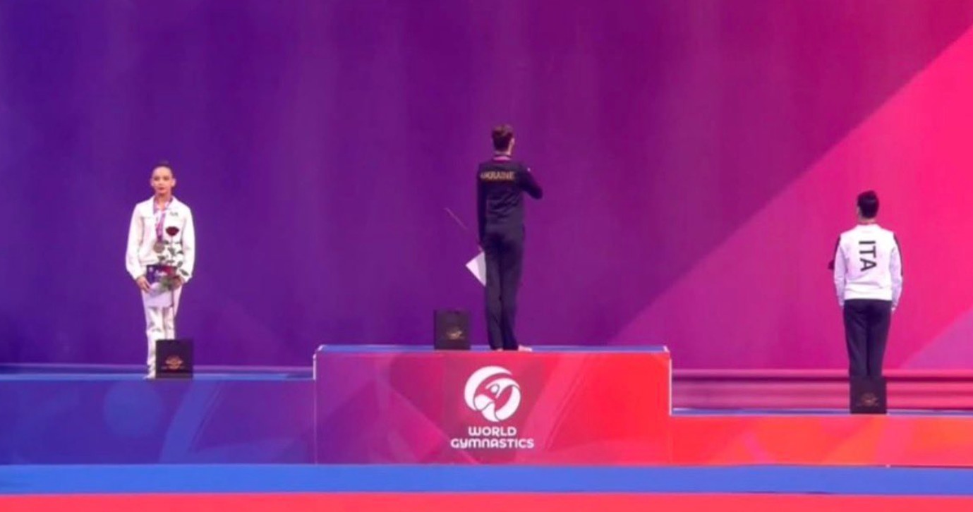 Atleta russa protesta e fica de costas no pódio durante hino da Ucrânia na Copa de Ginástica Rítmica; veja o momento