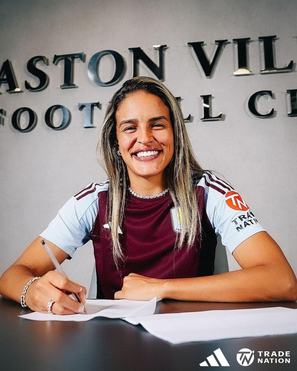 Gabi Nunes assina com o Aston Villa — Foto: Divulgação / Aston Villa