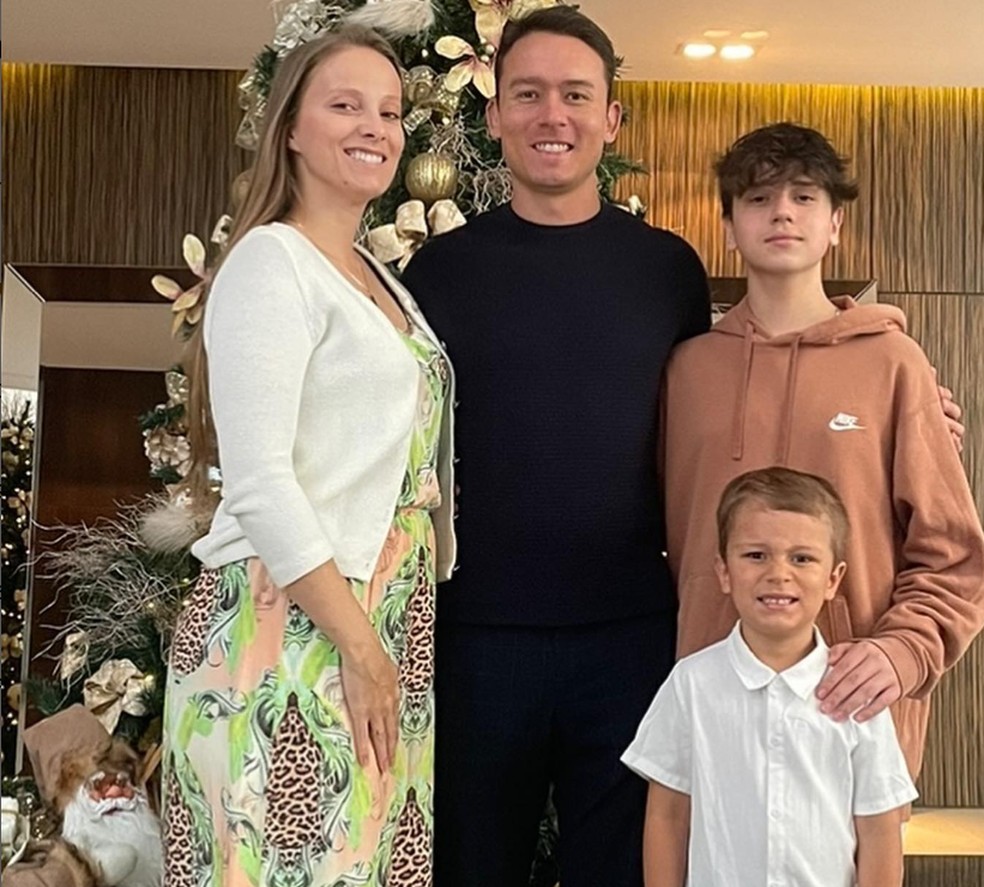 Keirrison com a esposa e os dois filhos — Foto: Reprodução/Instagram