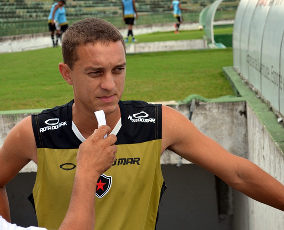 Fausto, em 2013, quando atuava como atacante do Botafogo-PB — Foto: Arquivo / ge