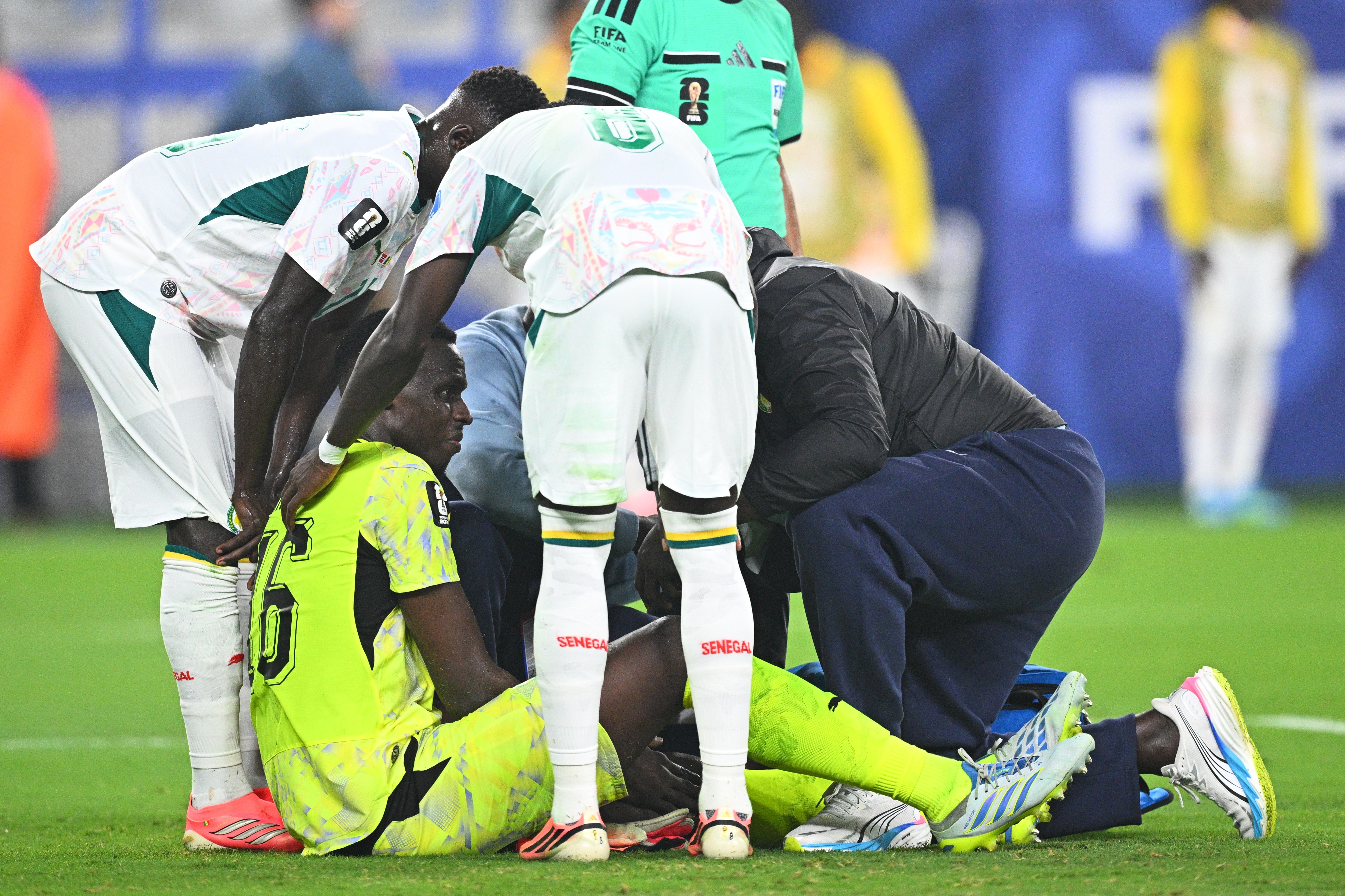 Goleiro de Senegal tem lesão no joelho e vira desfalque em jogo decisivo na Copa