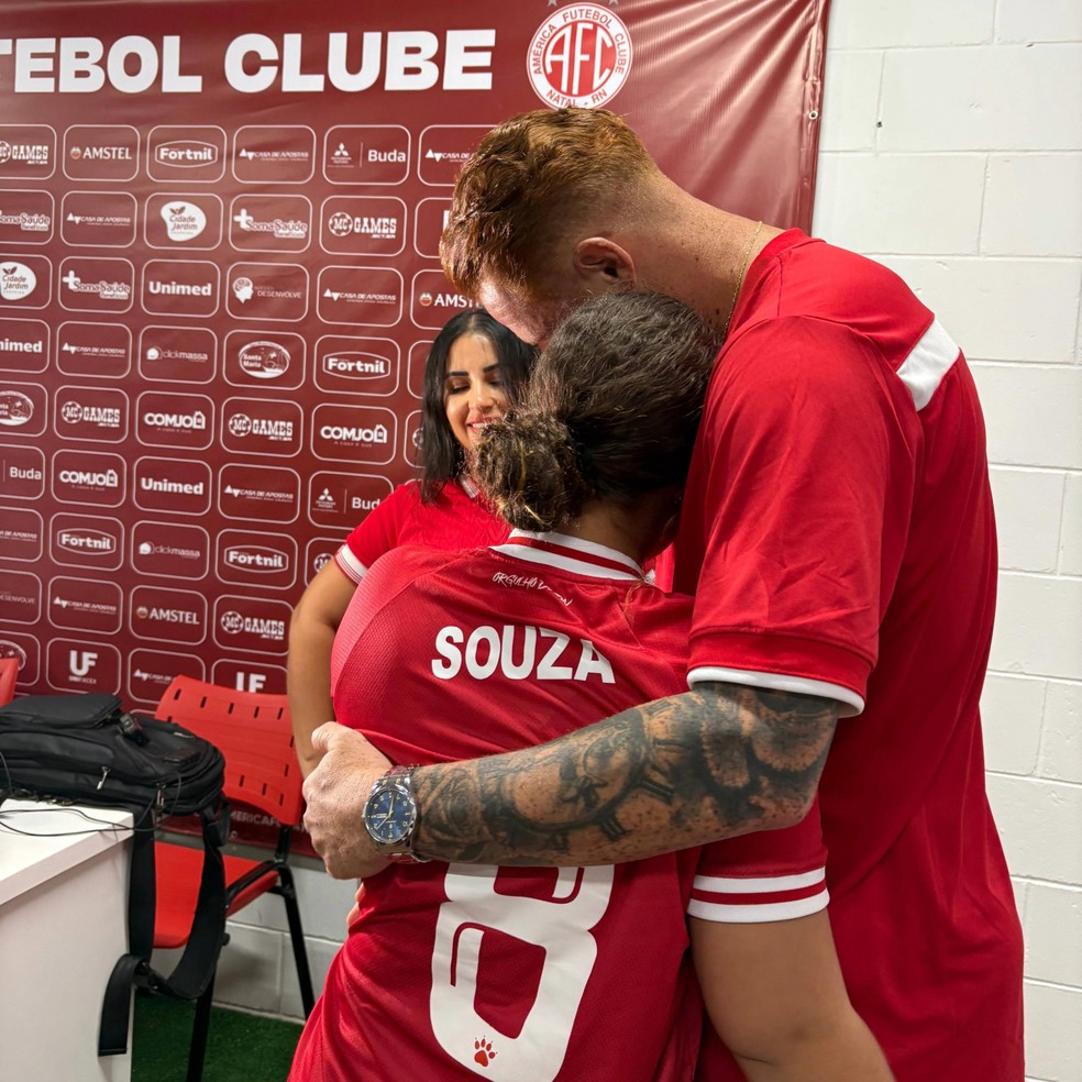 Souza recebe o carinho da família em coletiva de despedida; filha do ex-jogador se emocionou — Foto: Augusto César Gomes
