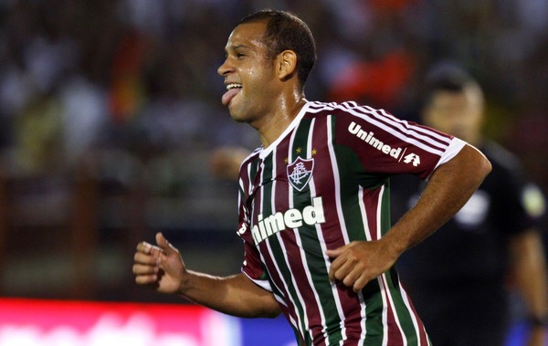 São Paulo acerta com lateral esquerdo Carlinhos, ex-Fluminense