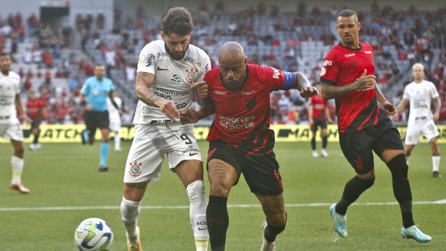 Yuri Alberto e Thiago Heleno em Athletico x Corinthians