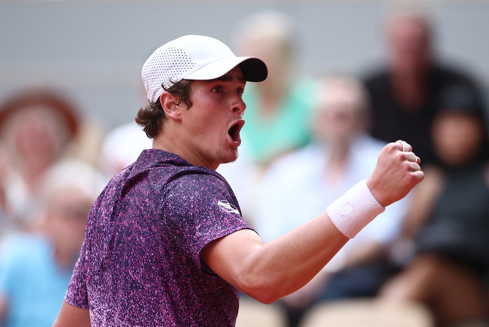 João Fonseca x Djokovic Roland Garros — Foto: Guglielmo Mangiapane/Reuters