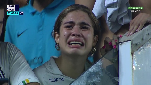 Torcedora do Santos chorando em jogo contra o Fortaleza
