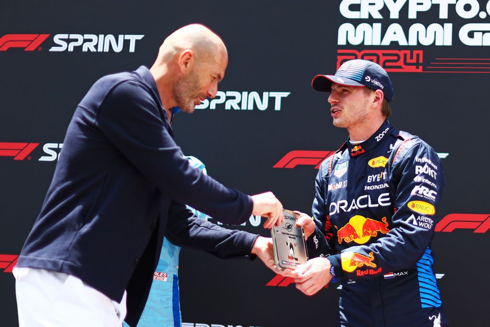 Zinedine Zidane entrega a Max Verstappen troféu por vitória na corrida sprint do GP de Miami, na F1 2024 — Foto: Clive Rose - Formula 1/Formula 1 via Getty Images