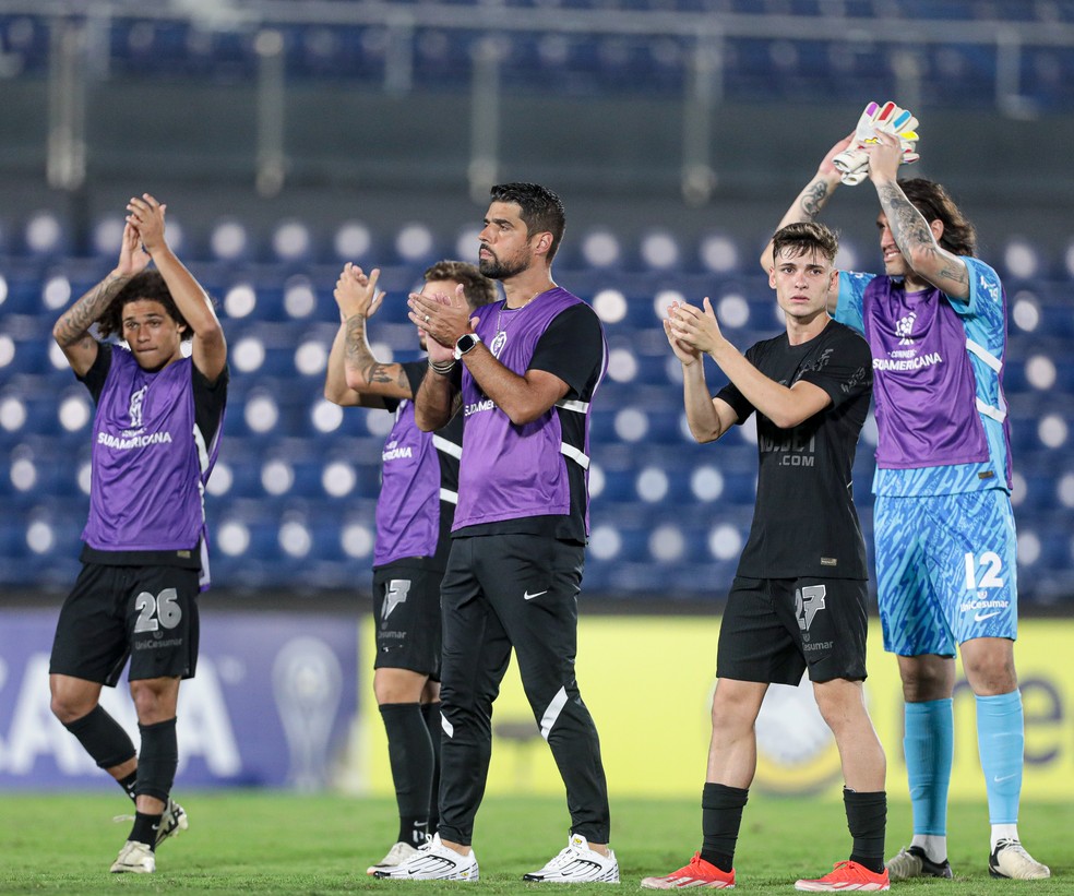 Jogadores do Corinthians e técnico António Oliveira aplaudem torcida após vitória sobre o Nacional-PAR — Foto: Rodrigo Coca / Ag.Corinthians