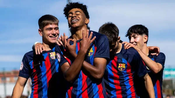 Lamine Yamal, de 15 anos, se torna o jogador mais jovem a estrear pelo  Barcelona