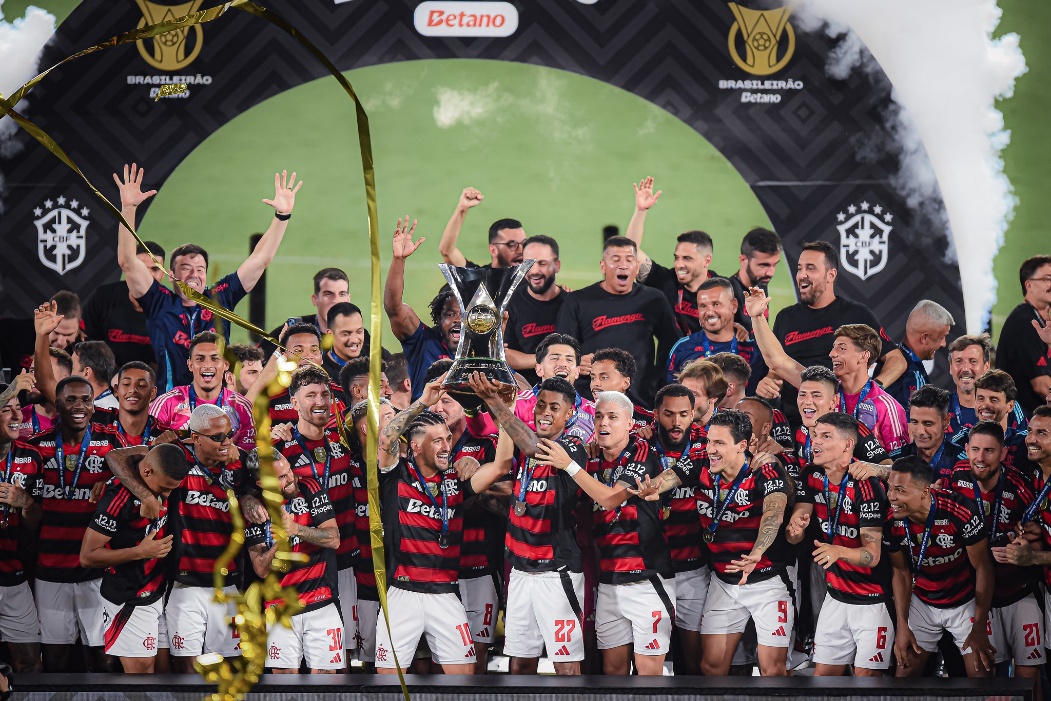 Flamengo faz história ao se tornar bicampeão da Libertadores e do Brasileiro, igualando Santos de Pelé