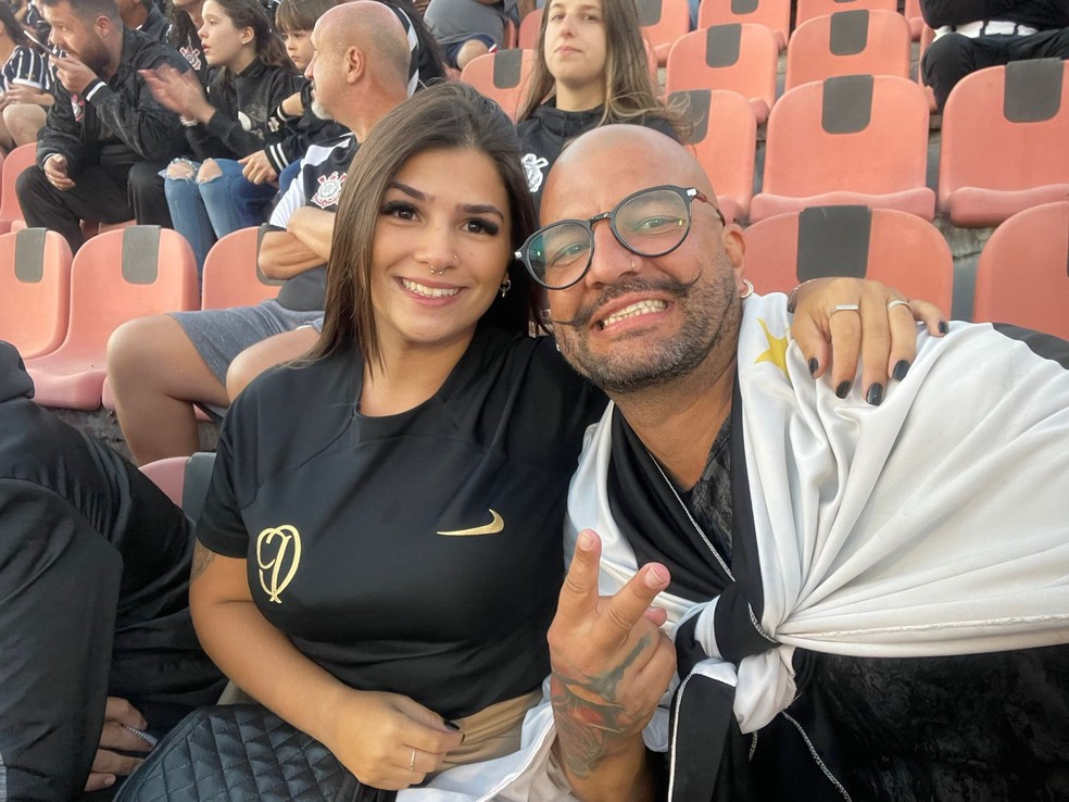Debora Milan e Emerson Souza na arquibancada do Novelli Júnior antes de Ituano x Corinthians — Foto: Arquivo pessoal
