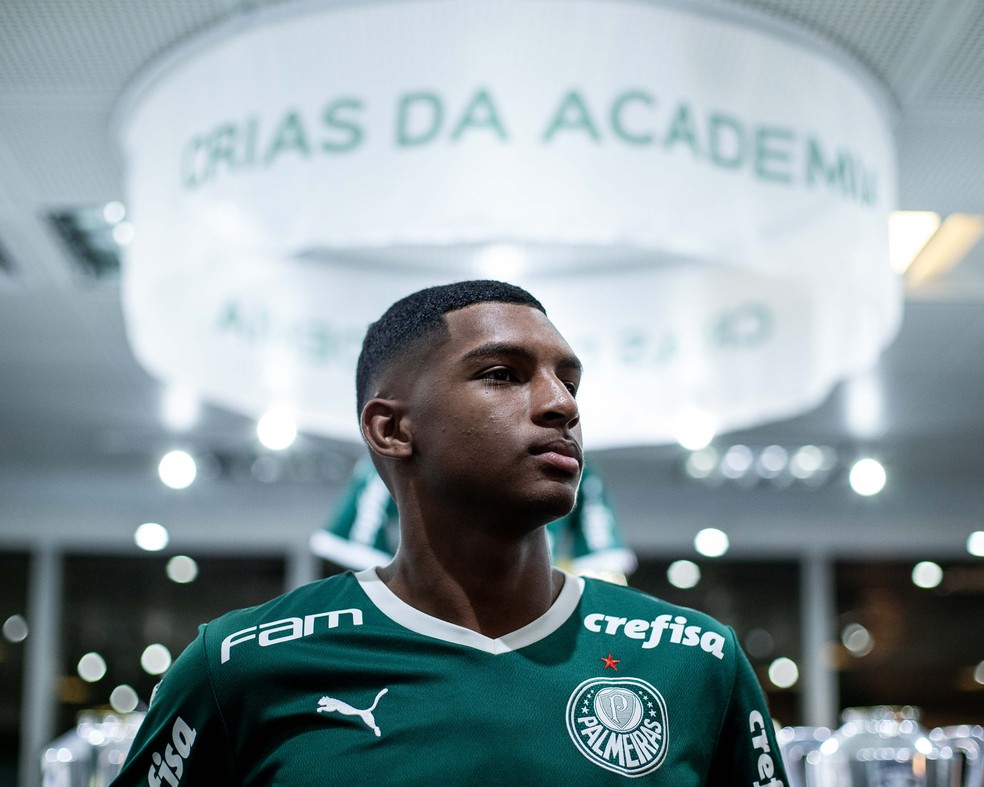 Luis Guilherme celebra efetivação no elenco profissional do Palmeiras: ' Agora troco resenha