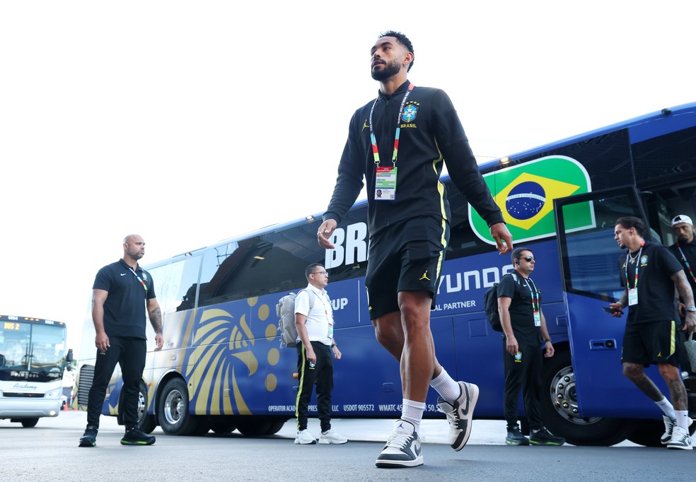 Matheus Cunha, na chegada ao estádio para Brasil x Haiti — Foto: Darrian Traynor/Getty Images