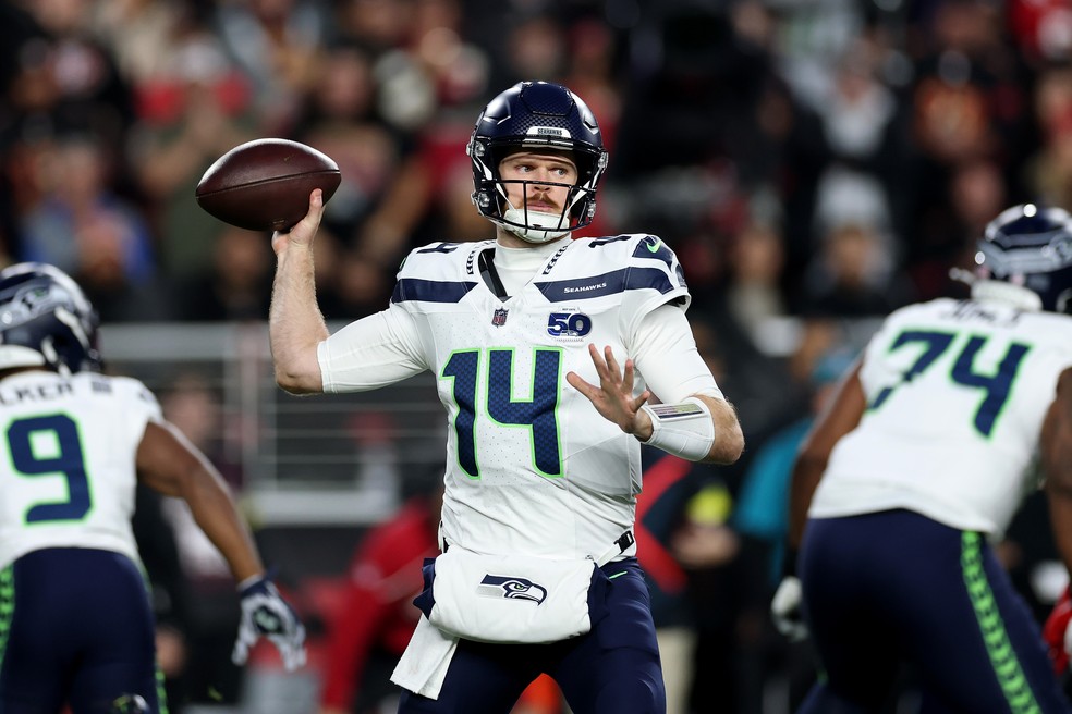 Sam Darnold em ação com a camisa do Seattle Seahawks — Foto: Ezra Shaw/Getty Images