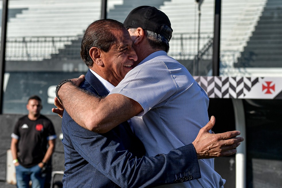 Ramón Díaz e Renato Gaúcho se abraçam em Vasco x Grêmio no primeiro turno — Foto: Thiago Ribeiro/AGIF