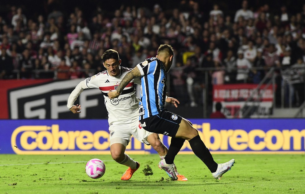 Pablo Maia e João Pedro na derrota do Grêmio para o São Paulo — Foto: Marcos Ribolli