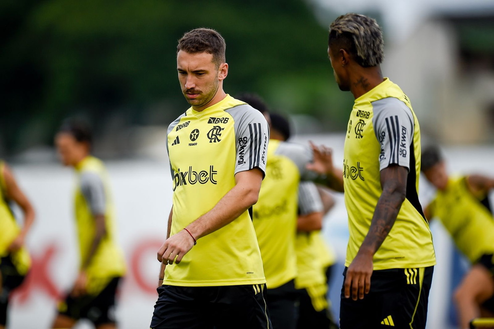 Léo Ortiz em seu primeiro treino com o elenco do Flamengo — Foto: Marcelo Cortes / CRF