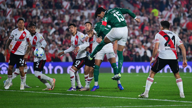Gustavo Gómez cabeceia para fazer gol do Palmeiras contra o River Plate