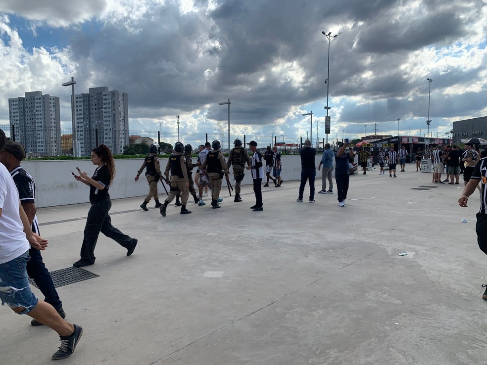 Torcedor do Galo é detido por tentar entrar na Arena sem ingresso — Foto: Lafaete Vaz / ge