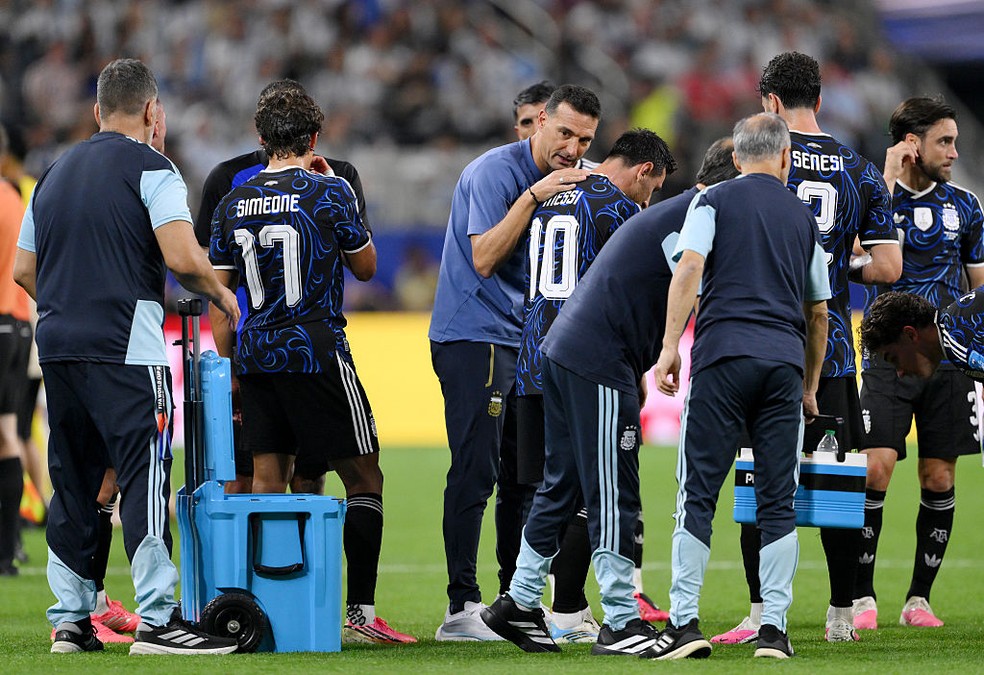 Scaloni conversa com Messi em Argentina x Jordânia — Foto: David Ramos/Getty Images