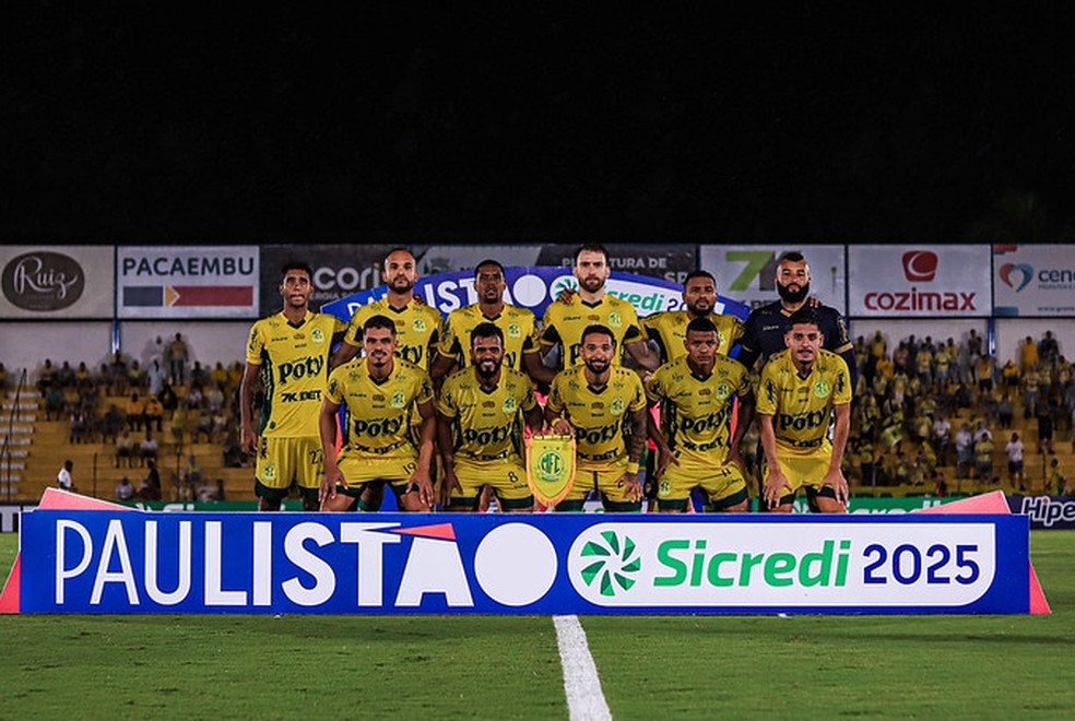 Time do Mirassol perfilado antes de jogo do Paulistão — Foto: Pedro Zacchi/Ag. Paulistão