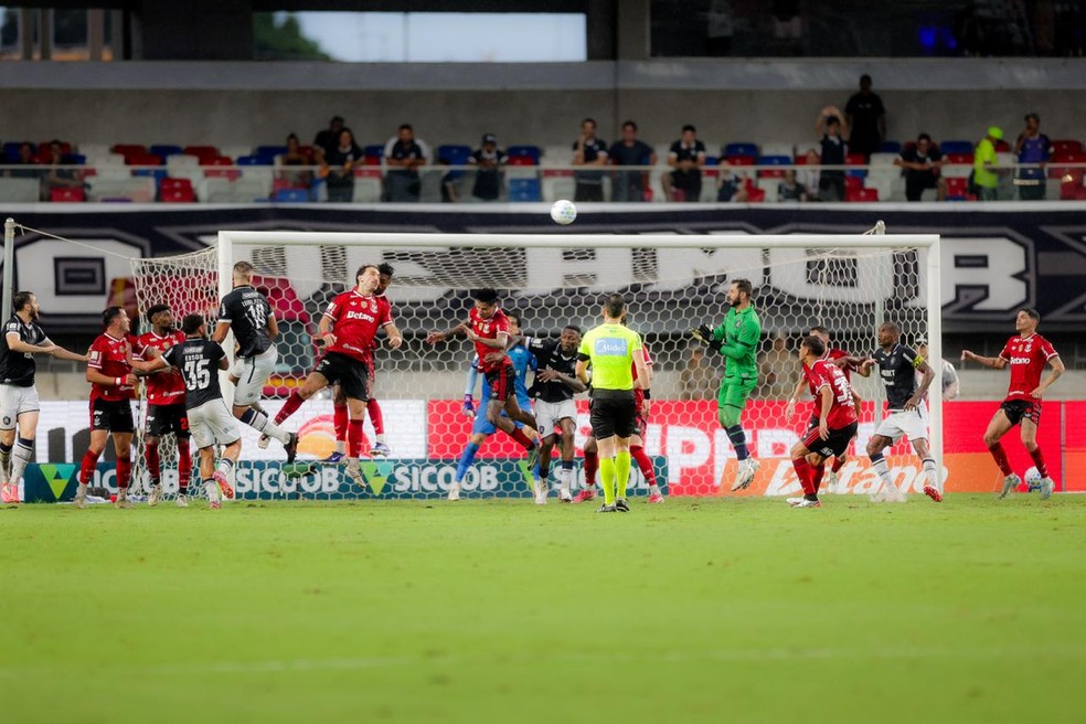 Flamengo segurou abafa do Remo no fim com goleiro na �rea e tudo � Foto: Gilvan de Souza / Flamengo