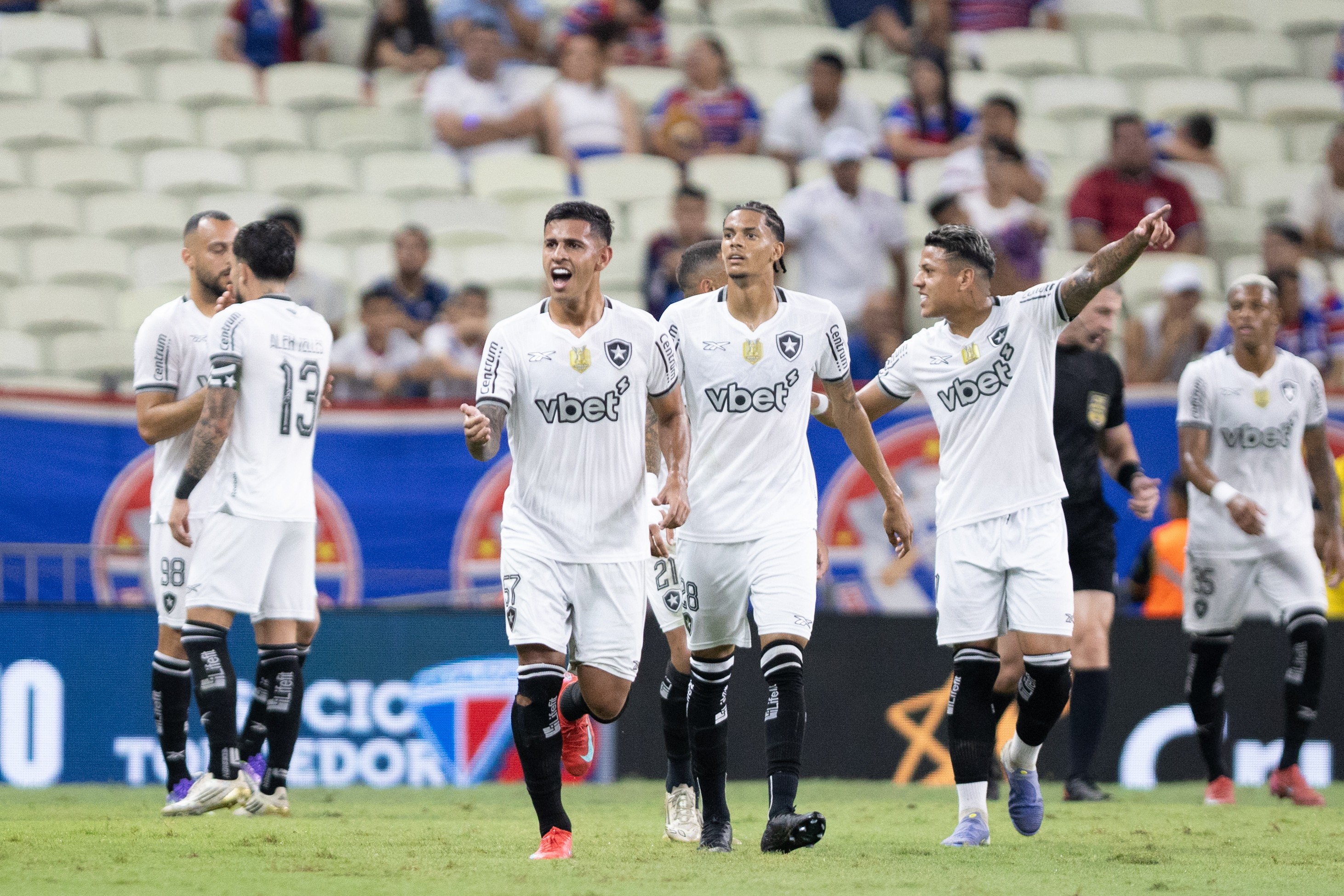Análise: Botafogo cumpre papel, amassa Fortaleza com um a menos e ganha moral para Libertadores