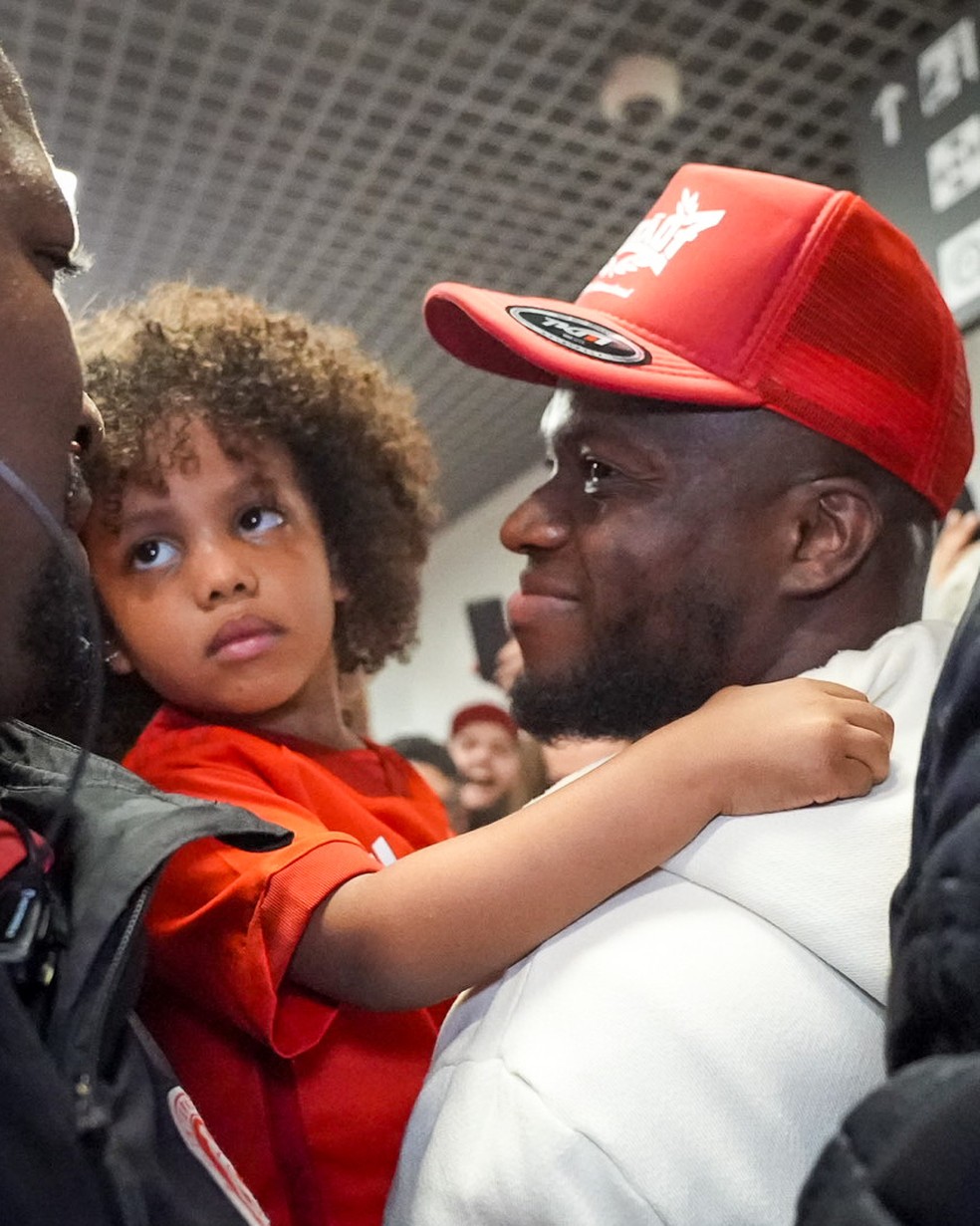 Com bonÃ© do colorado, Enner Valencia recebe o carinho de torcedores â Foto: DivulgaÃ§Ã£o Internacional