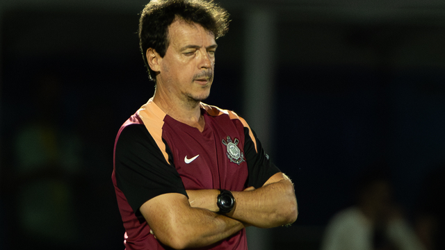 Fernando Diniz perdeu a primeira no comando do Timão