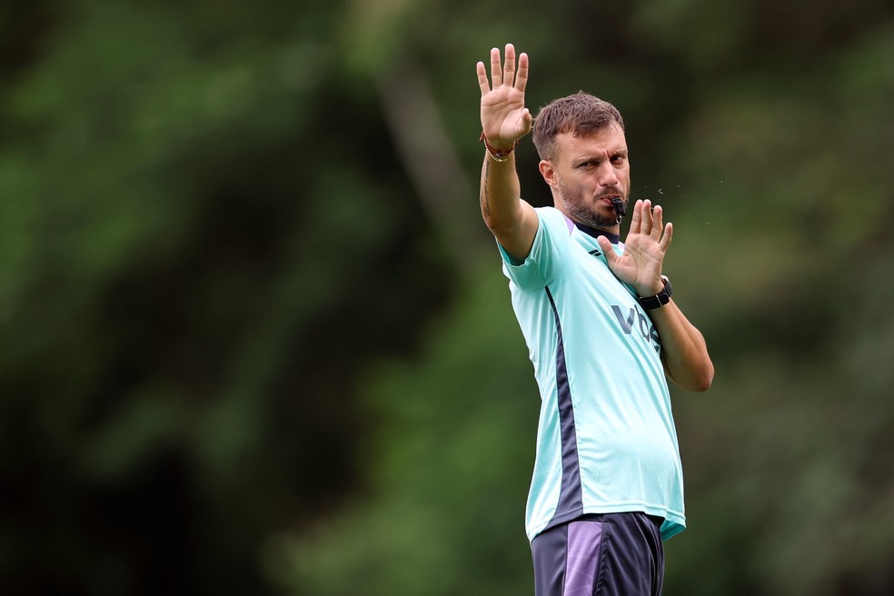 Técnico Martín Anselmi em treino do Botafogo no Espaço Lonier — Foto: Vitor Silva/BFR